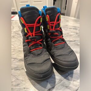 Youth Grey Sorel Boot with Red lace and blue interior Sz 6